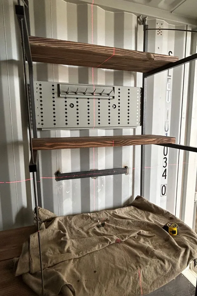Heavy-load shelving installation with reinforced uprights in a container